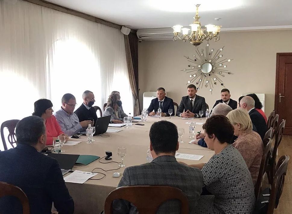 Во время работы круглого стола. Фото: ispirr.org Bender.jpg